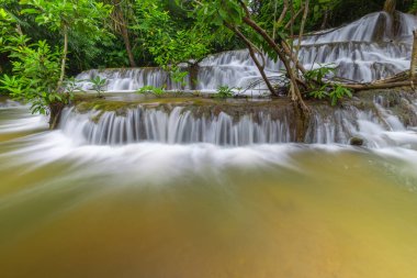 Noppiboon şelale içinde tropik yağmur ormanı, Sangkhlaburi, il Kanchanaburi, Tayland