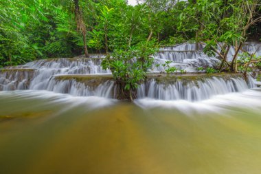 Noppiboon şelale içinde tropik yağmur ormanı, Sangkhlaburi, il Kanchanaburi, Tayland