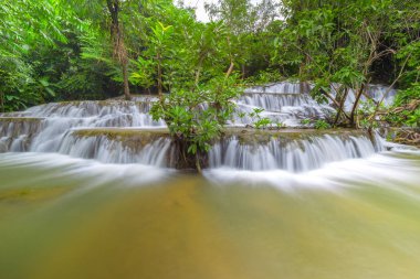 Noppiboon şelale içinde tropik yağmur ormanı, Sangkhlaburi, il Kanchanaburi, Tayland