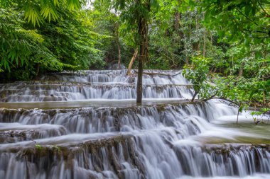 Noppiboon şelale içinde tropik yağmur ormanı, Sangkhlaburi, il Kanchanaburi, Tayland