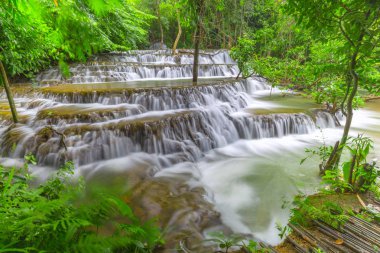 Noppiboon şelale içinde tropik yağmur ormanı, Sangkhlaburi, il Kanchanaburi, Tayland