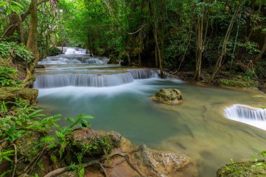 Huay Mae Kamin şelale Kanchanaburi il içinde. Tayland