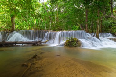  Huay Mae Kamin Waterfall Khuean Srinagarindra Milli Parkı'nda, Kanchanaburi il. Tayland