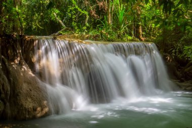 Huay Mae Kamin şelale Kanchanaburi il içinde. Tayland