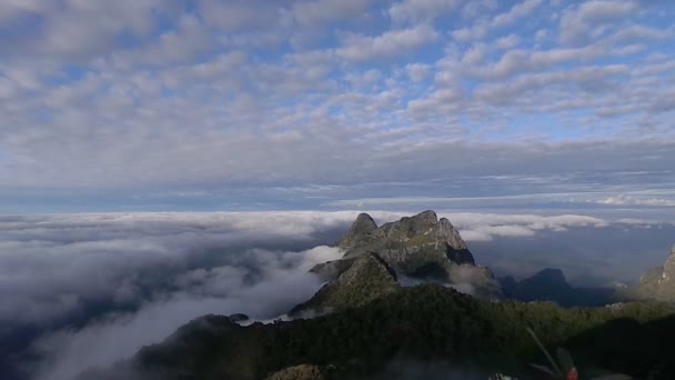 Morgondimman Och Dimma Täckte Bergen Från View Point Doi Luang — Stockvideo