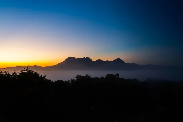 Восход Солнца Туманом Красивый Пейзаж Отдыха Таиланде — стоковое фото