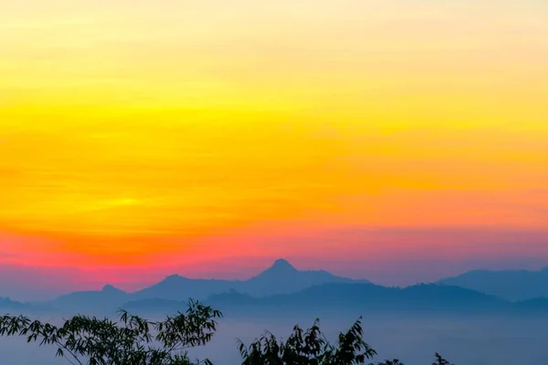Восход Солнца Туманом Красивый Пейзаж Отдыха Таиланде — стоковое фото