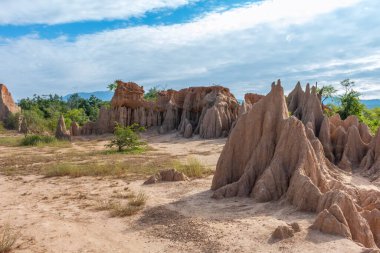 toprak dokuları kumtaşı sütunları, sütunlar ve uçurumlar, Sao Din Na Noi, Nan Eyaleti, Tayland