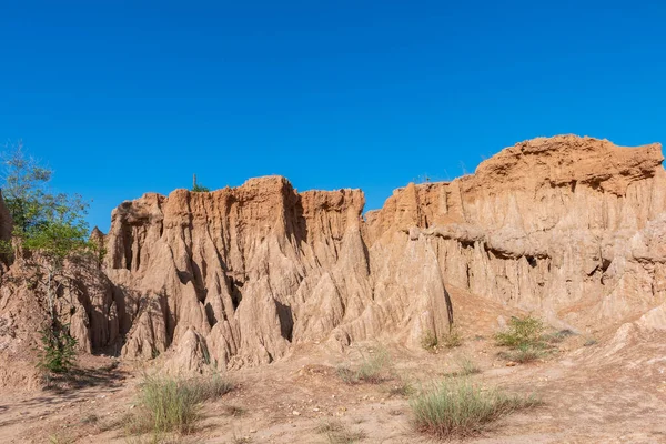 土壌テクスチャ浸食砂岩の柱 列と崖 サンディン — ストック写真