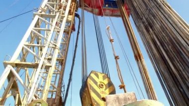 Gidiş dönüş operasyonlarında sondaj kulesi. Petrol ve gaz kuyuları kazmak