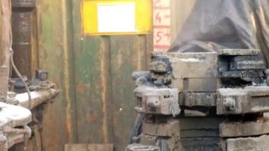 Pervanenin matkap anahtarını gevşetiyorum.. 