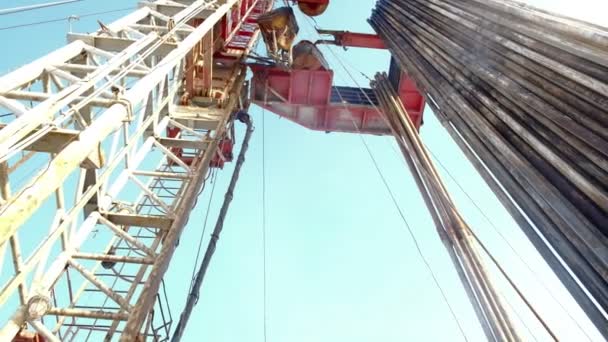 A drilling rig during round-trip operations. Drilling oil and gas wells — 비디오