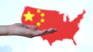 Doktor aşıyı hastaya verir.