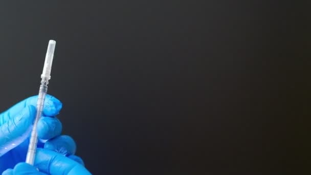 Médecin prenant dans une seringue médicament 