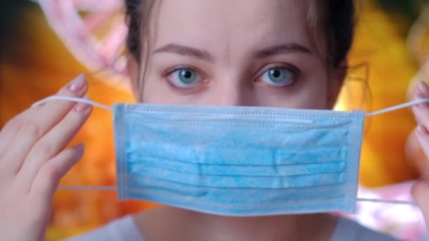 Дівчина носить медичну маску для обличчя . — стокове відео