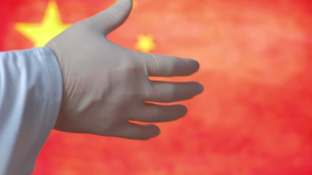 Рукостискання колег-лікарів на тлі китайського прапора. — стокове відео