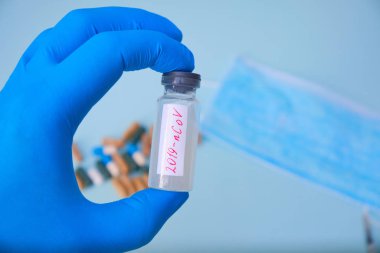 Doktorun ellerinde Stamm 2019 Virüs-ncov