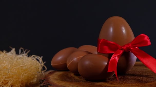 Um monte de ovos de Páscoa de chocolate — Vídeo de Stock