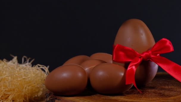 Chica decora un huevo de chocolate de Pascua — Vídeo de stock