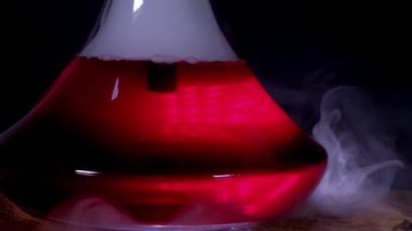 Renkli köpüklü su dolu matara nargilesi