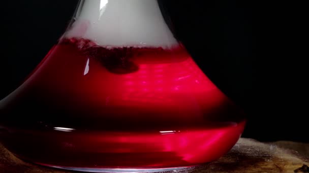 The flask hookah with a colored bubbling water in action — Stock Video