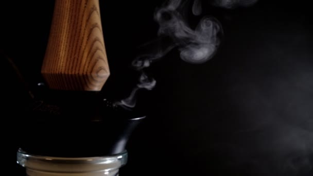 Καπνός Χούκα από το ορυχείο μέσω της βαλβίδας — Αρχείο Βίντεο