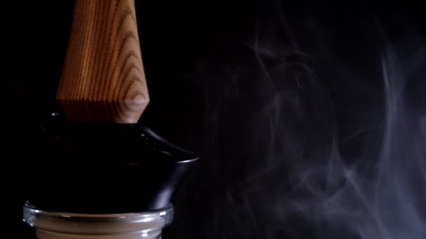 Hookah kouří z dolu skrz ventil — Stock video