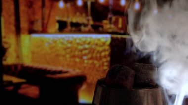 Nargiledeki dumanın içinde bir Chillim kömür
