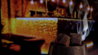 Nargiledeki dumanın içinde bir Chillim kömür