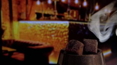 Nargiledeki dumanın içinde bir Chillim kömür