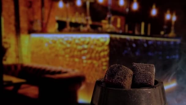 Чиллим древесного угля в дыму в кальяне — стоковое видео