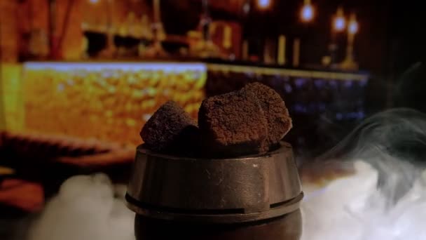 Чиллим древесного угля в дыму в кальяне — стоковое видео