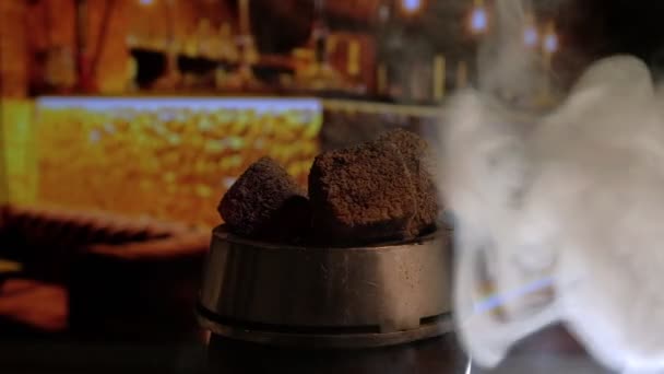 Ένα τσίλι κάρβουνο στον καπνό του ναργιλέ. — Αρχείο Βίντεο