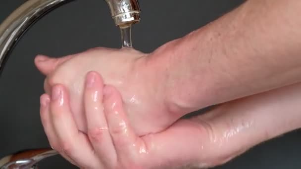 Szappannal mossa a kezét folyó víz alatt. — Stock videók