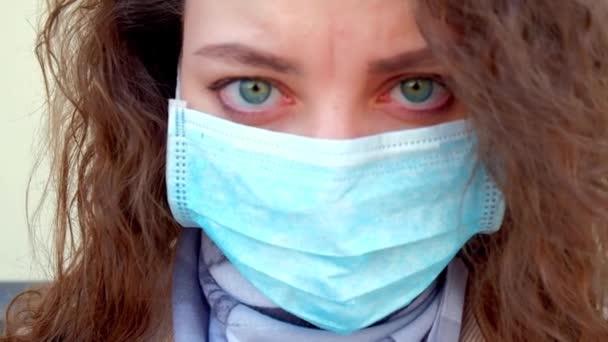 Το πρόσωπο του κοριτσιού φορώντας μια ιατρική μάσκα closeup — Αρχείο Βίντεο