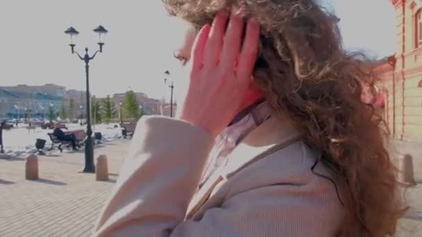 Kręcone dziewczyna w medyczny maska idzie zwolniony ruch — Wideo stockowe