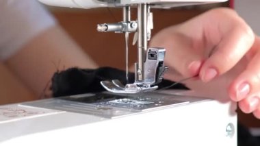 Hareket halindeki dikiş makinesi için iğne. Dikiş makinesinin iğnesinin yakın çekimi hızla yukarı ve aşağı hareket eder.