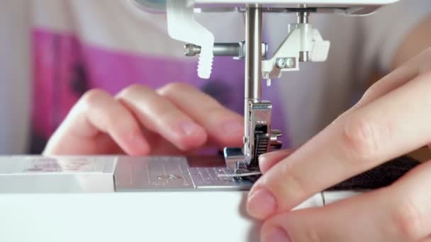 Aguja para máquina de coser en movimiento. El primer plano de la aguja de la máquina de coser se mueve rápidamente hacia arriba y hacia abajo . — Vídeo de stock