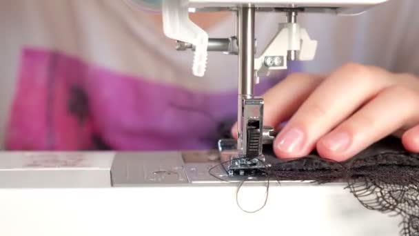 Aguja para máquina de coser en movimiento. El primer plano de la aguja de la máquina de coser se mueve rápidamente hacia arriba y hacia abajo . — Vídeo de stock