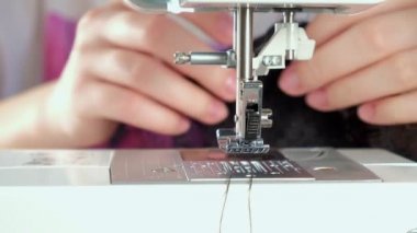 Hareket halindeki dikiş makinesi için iğne. Dikiş makinesinin iğnesinin yakın çekimi hızla yukarı ve aşağı hareket eder.