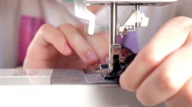 Terzi siyah dantel bir kumaş dikmiş.