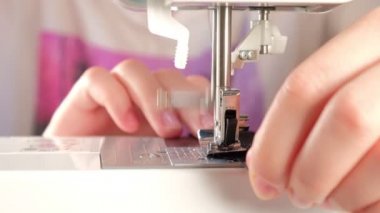 Terzi siyah dantel bir kumaş dikmiş.