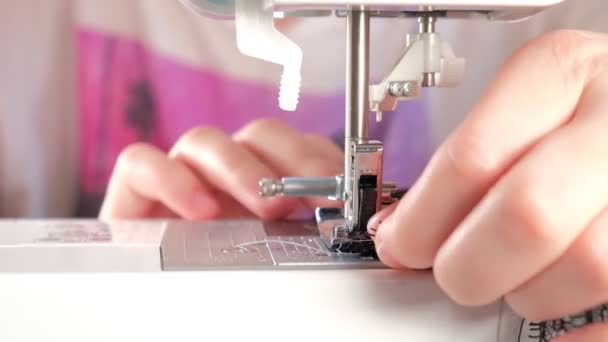缝纫机动针头.缝纫机针的特写快速上下移动. — 图库视频影像