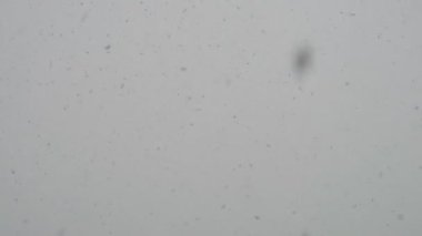 Gökten düşen kar taneleri.