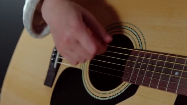 La chica de la bata está tocando la guitarra — Vídeos de Stock