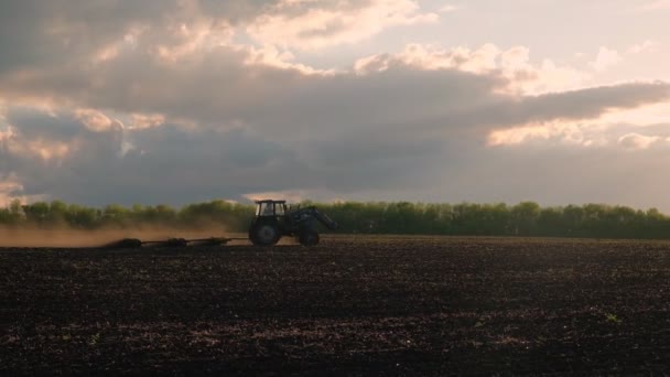 Trabalho sazonal da agricultura industrial, terra cultivada pela máquina agrícola — Vídeo de Stock