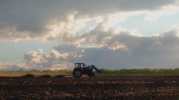 Trabalho sazonal da agricultura industrial, terra cultivada pela máquina agrícola — Vídeo de Stock