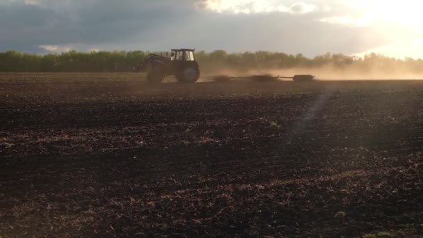 Trabalho sazonal da agricultura industrial, terra cultivada pela máquina agrícola — Vídeo de Stock