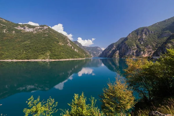 Doğa dağ ve nehir ile. Temiz su ve Karadağ'daki mavi gökyüzü. 