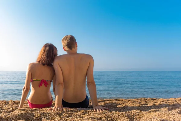 Pareja Joven Recién Casada Sentada Orilla Del Mar Playa Frente — Foto de Stock